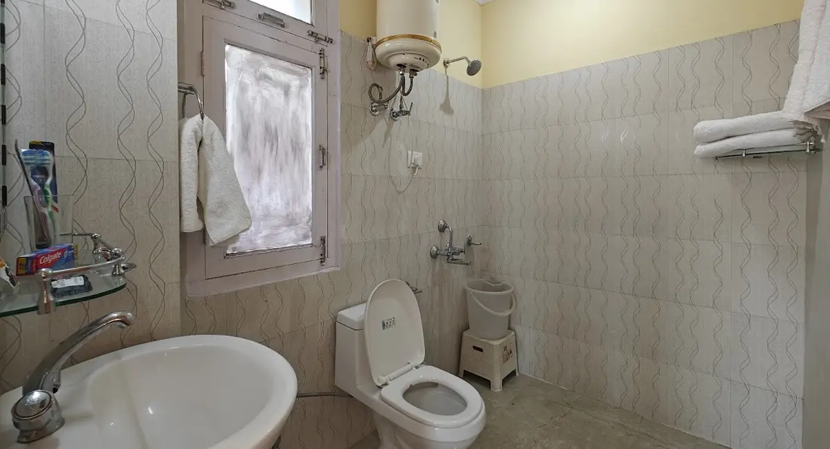 bathroom-family-room-hotel-monal-residency-kalpa