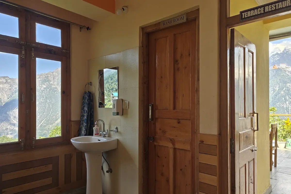 washbasin-and-washroom-hotel-monal-residency-kalpa